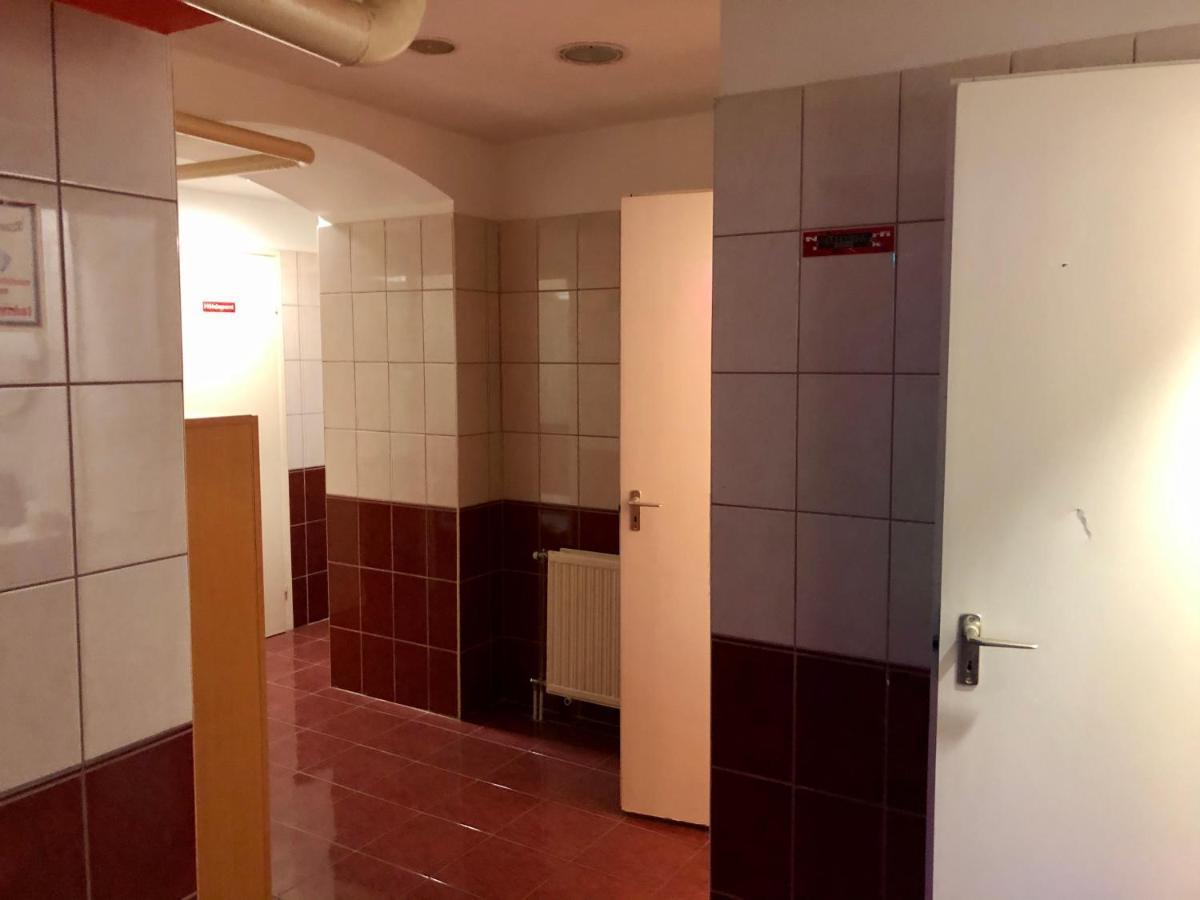 Whole Basement Former Pub3 For Bachelor / Bachelorette Party Budapesta Exterior foto